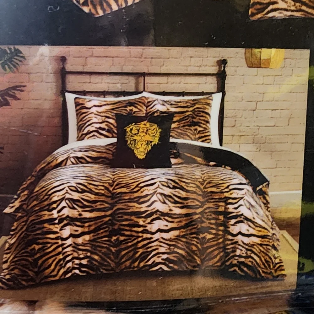 Ed Hardy Queen 4Piece Luxurious Leopard Print Faux Fur comforter set new